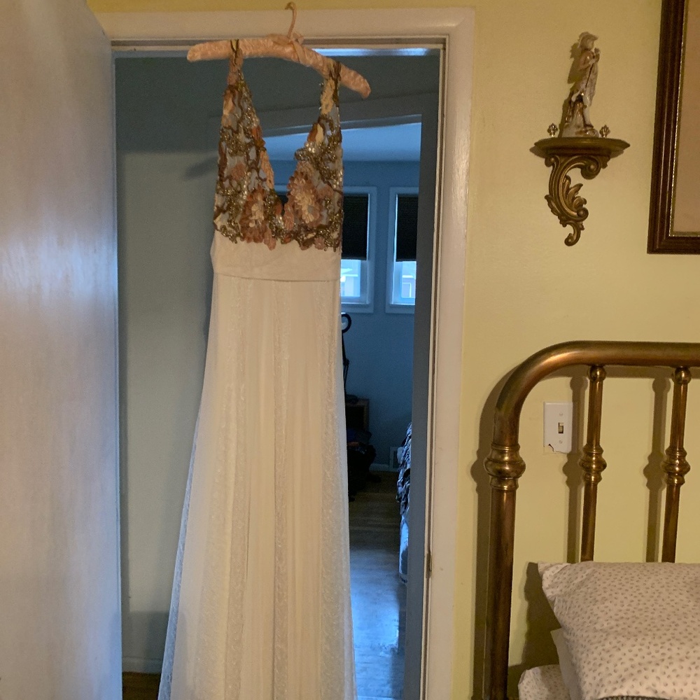 NWT GORGEOUS IVORY CHANTILLY LACE WITH EMBELLISHED BODICE